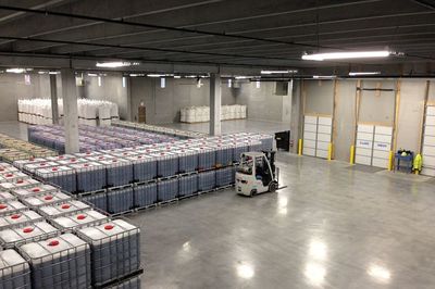 MicroSource Fertilzer lager ligger i Shakopee, Minnesota, USA. Lagrets totala area är 4 000 kvadratmeter, men det var inte den enda utmaningen för golvläggarna. Ägaren staplar 1 000 l kemiska behållare som utövar över 2 ton kraft på plattan vid varje plats.